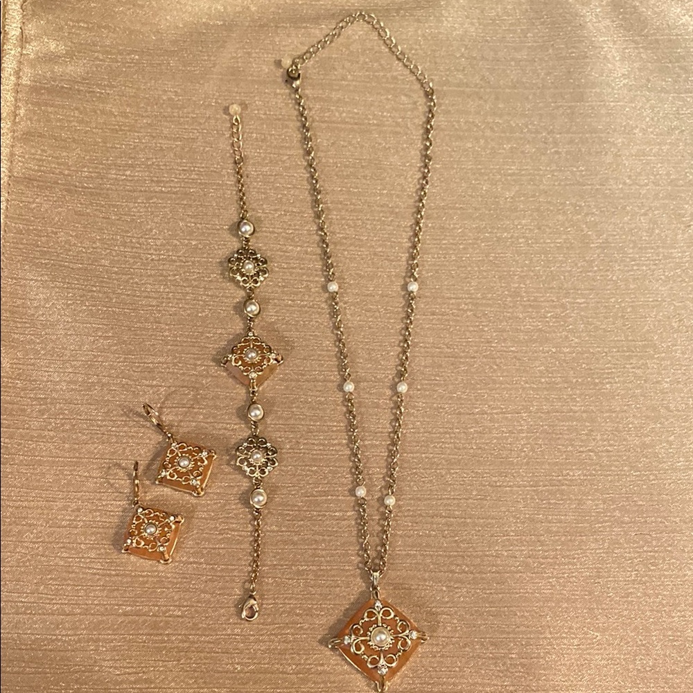 Avon Elegant Gold and stone Pearl Jewelry Set Belle and Blush Square Set